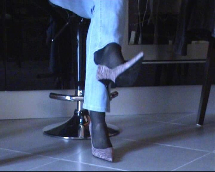 Nyllady: 穿着黑色连裤袜和粉色女郎的鞋交