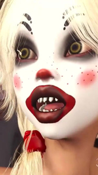 Joker se fute dur cu o blondă sexy drăguță într-o mască de clovn în camera abandonată