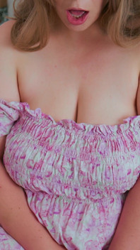 Tesão de milf se masturba em um vestido sem calcinha.