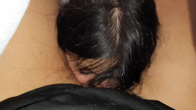 Lesbian-illusion: 当我的女朋友正在学习考试时，我们的邻居在毯子下玩弄我的阴户