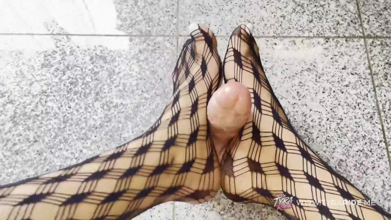 TYRARIDE: Tätowierte MILF neckt spielzeug mit Nylonfüßen