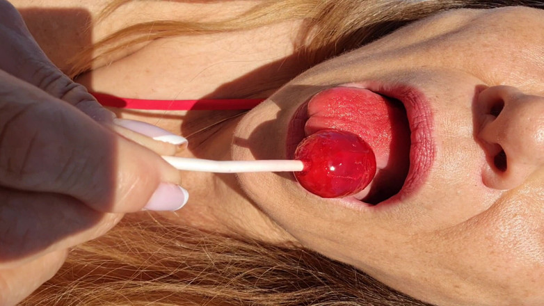 Melissa Johnson: Melissa Johnson chupa y lame una piruleta cherry en la...