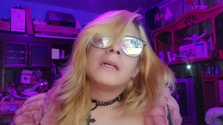 Crystal Phoenix: Sissy porte un collier sexuel à l’église ASMR