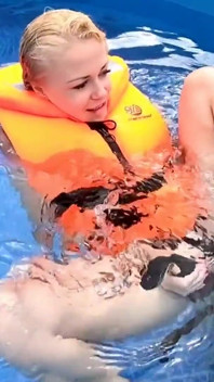 Life jacket vibe spelen in het zwembad