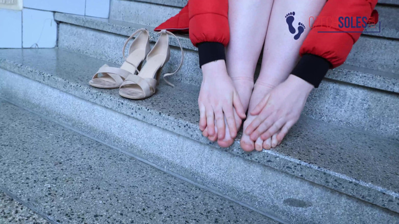 Czech Soles - foot fetish content: Ginger's Freezing Hurting Feet Nightmare