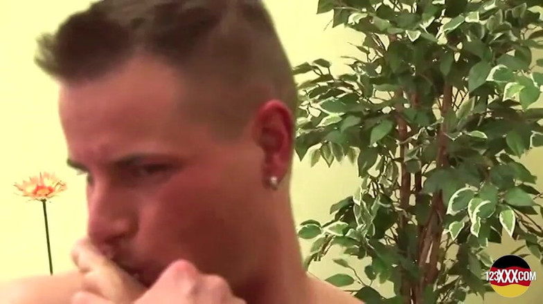 123XXX - 100% Amateurs: Струнка блондинка німецька тінка приймає завантажений член, як професіонал