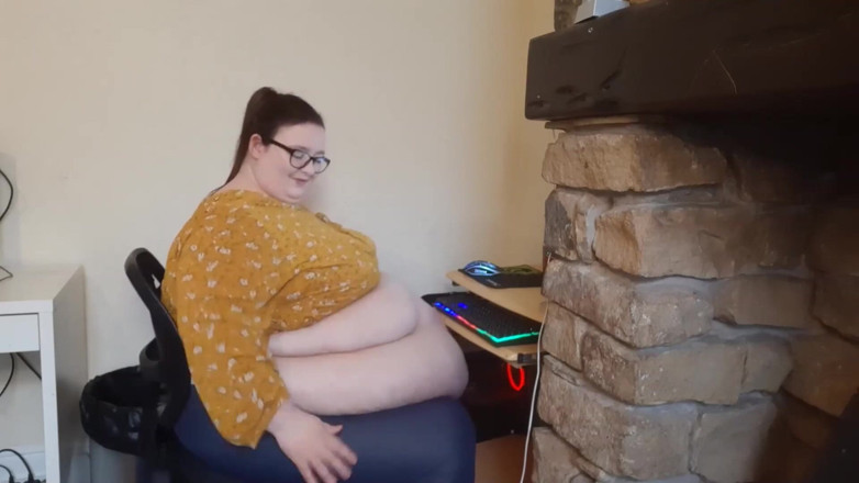 SSBBWLadyBrads: Fat girl office struggles