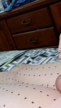 Dani kreunt in een mooie panty met een mooi patroon en hoge hakken