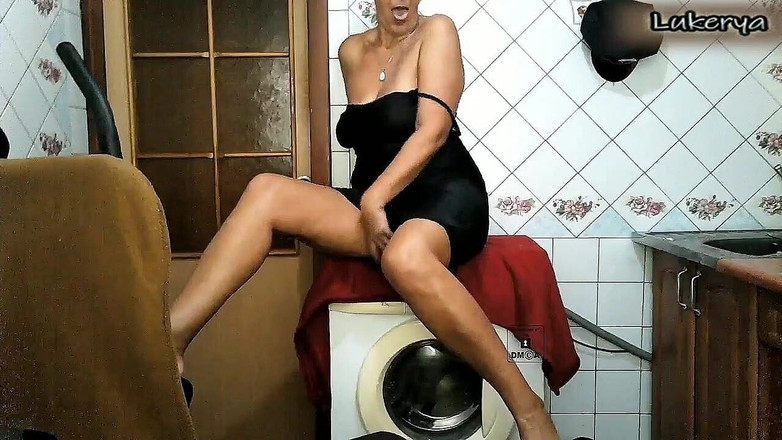 Lukerya: 쪼이는 검은 드레스를 입은 외로운 주부가 그녀의 매력으로 빛나고 웹캠에서 채팅