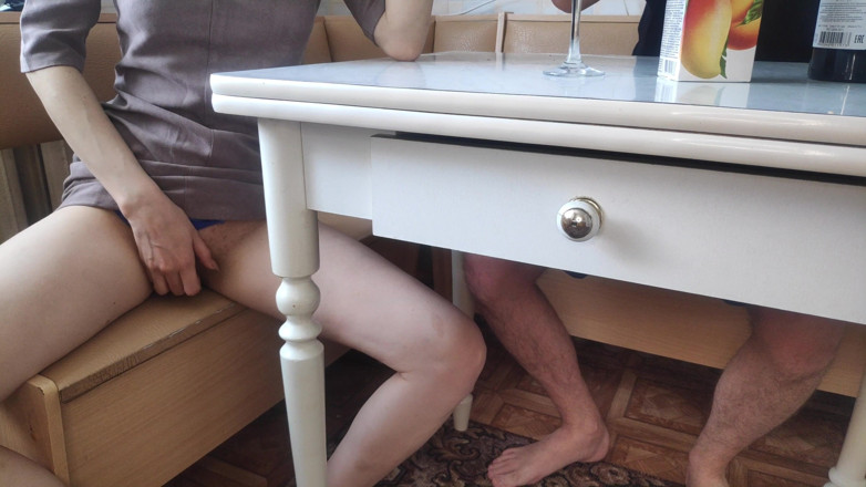 Sasha Green: Studentin masturbiert muschi unter dem tisch