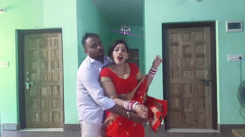 Sona bhabhi: Odia ateşli evli kadın kocası evde yokken kocasını sikiyor ve...