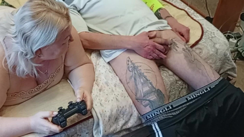 Zona901: 그는 콘솔에서 이웃의 게임을 중단, 그녀의 입에 그녀를 따먹고 그것에 완료