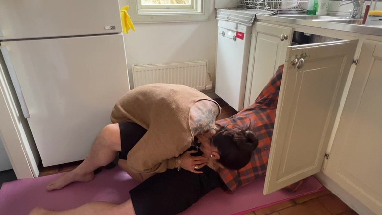 LoveAndRopes: Ev Hanımı Lavaboda Çalışan Tesisatçıyı Görünce Azıyor