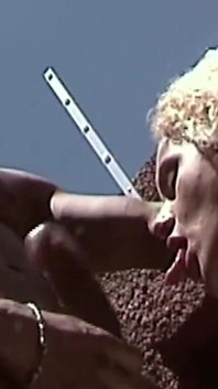 Nenasytná curly milf bere každé velké černé péro venku
