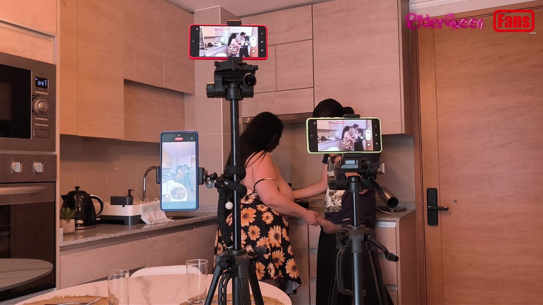 Riderqueen: 粉丝视频 - 继子在厨房拜访继母