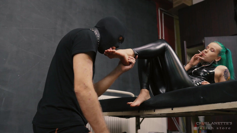 Cruel Anettes fetish world: Její Noha V Jeho Ústech