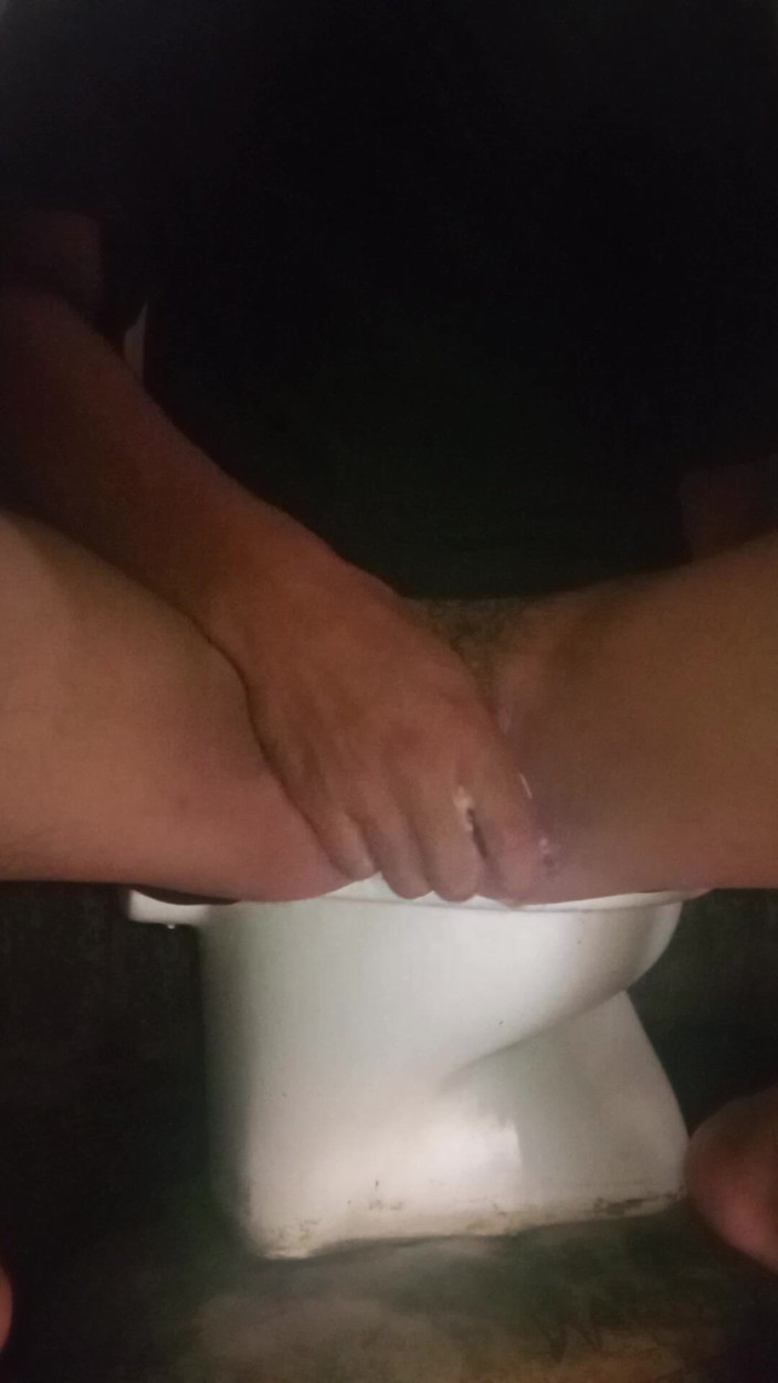 Hornytan: Buurvrouw Cr masturbeert geil