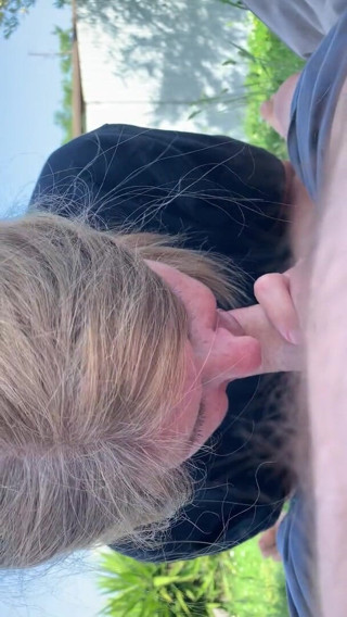 Timidastella: Mamada y garganta profunda al aire libre de rubia sexy...