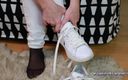 KimisWorld: White Sneakers - Seluar jeans putih - pantyhose jari kaki bertetulang hitam