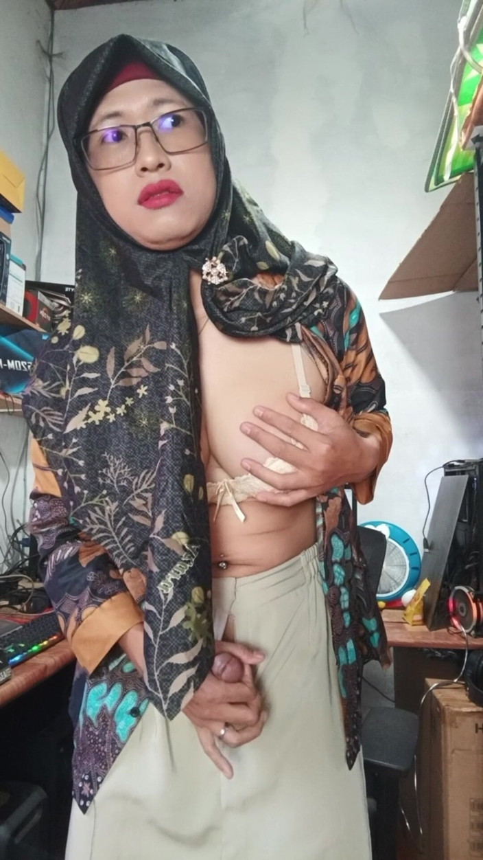 Mitha Zhe: 큰 젖탱이의 히잡을 쓴 TS는 그녀가 사정할 때까지 자위해