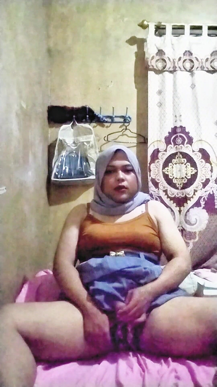 Ivvy Crossdresser: Hidżab Shemale nosi mundur dla fantazji swoich fanów