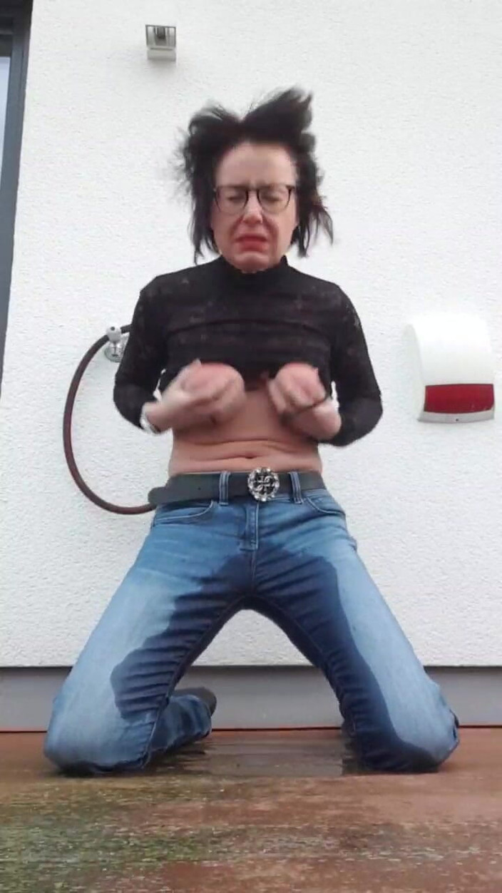 JulieEroticDress: Сквірт в джинсах