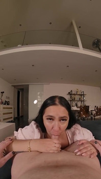 ¡Las grandes tetas de la madrastra cachonda Rosina rebotan en la polla de Mike!