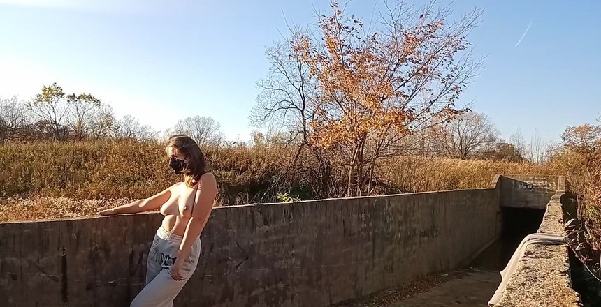 Juli Smith Meow: Jak jsem slíbil, zde je zákulisí video poblíž opuštěného tunelu (nebo...