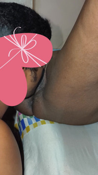 Varsha lagi asik jilat memek