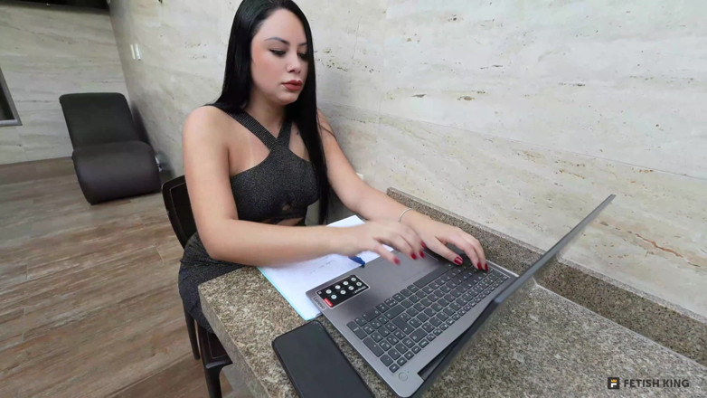 FetishKing: Foot Fetish - a Hot Foot Job Offer!