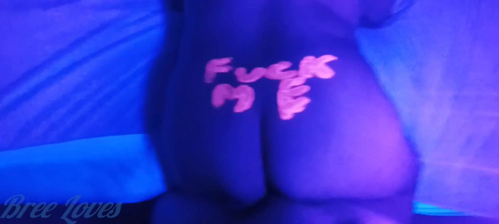 Bree Loves: Femeie albă cu vopsea pe corp are parte de ceea...