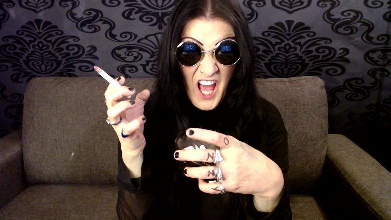 Abby Anna: Halloween ozzy cosplay lagi asik merokok