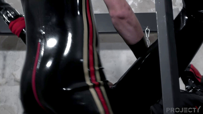 Project Y studios: Büyük oyuncaklı lastik oğlanlar