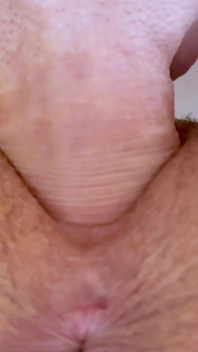 まず彼女は彼を強くフェラし、次に後ろから犯されます