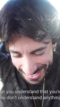 Tony é pego no carro e faz cócegas