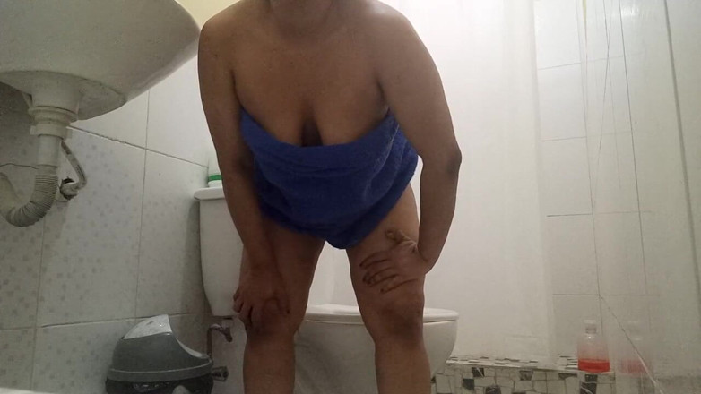 PATY PATY: 浴室里的继母她紧致多汁的阴户