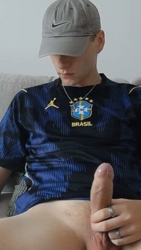Un frère excité surpris en train de se branler après une longue pratique de football, version longue