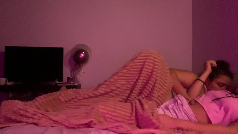 zoemelissa: 방에서 우리를 홀로 남겨 두기 때문에 내 질을 빨아주는 레즈 이복 여동생