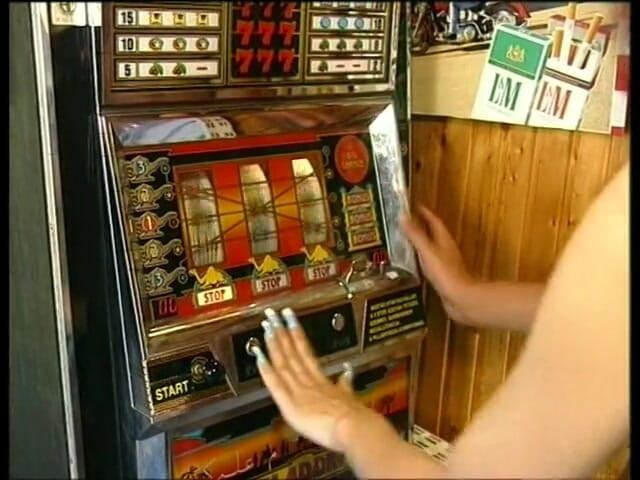 Crispy Teens: Elle l'a perdu sur la machine dont elle a besoin...