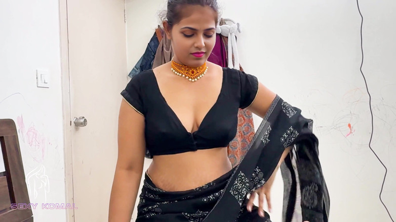 Sexy Komal: When Komal's Cupboard Was Not Opening, the Neighbor Came to...