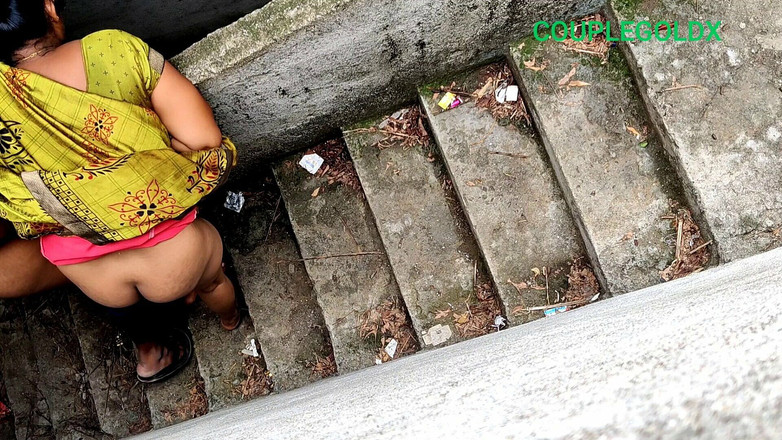 Sexy Komal: Komal gọi cho anh rể bí mật ở cổng cầu thang