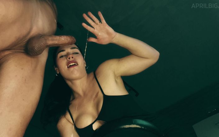 April BigAss: De la chatte à la bouche, avec une mauvaise odeur de...