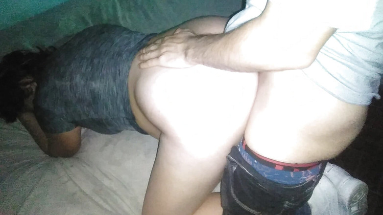 Fitcure1: 对穿着灰色衬衫的女友，我拉下她的裤子，把她放在床上，像后入