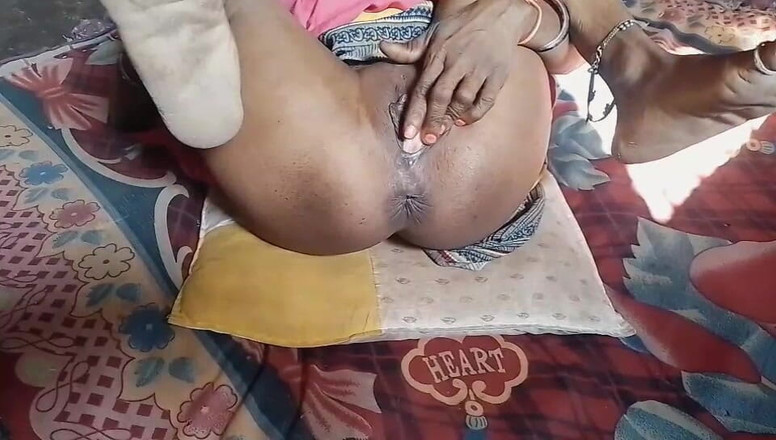 Deshi girl 9: 두 손가락을 삽입하여 보지의 굶주린 만족을 충족하는 Bihari Bhabhi