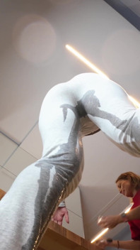 Eva Elle bagna i suoi leggings mentre viene maltrattata