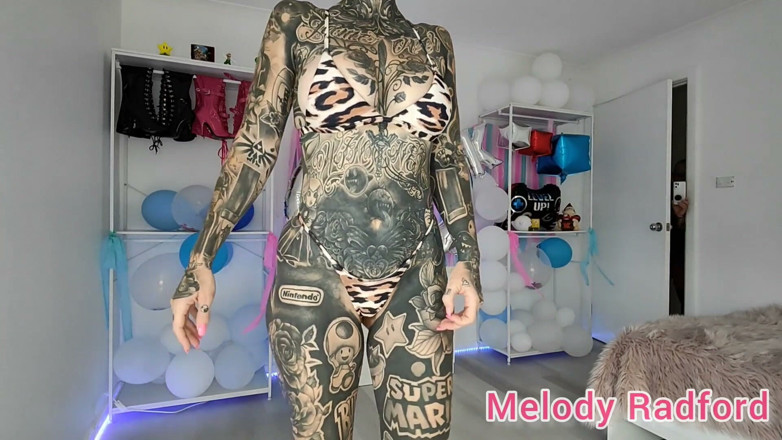 Melody Radford: 黒いスカートと露出度の高いマイクロビキニ試着 ホール メロディ・ラドフォード