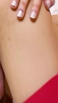 Blonde Kurus Tranny Dalam Stoking Merah Dikongkek Di Hotel Semasa Bercuti