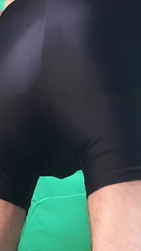 Pantaloni allentati e pantaloncini attillati come undies