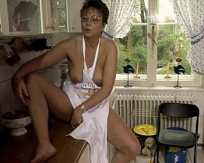 YOUR FIRST PORN: Suri Rumah Jerman - Dapur Wichsort Bahagian 2