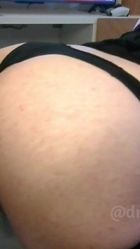 Backshots doen op een dildo